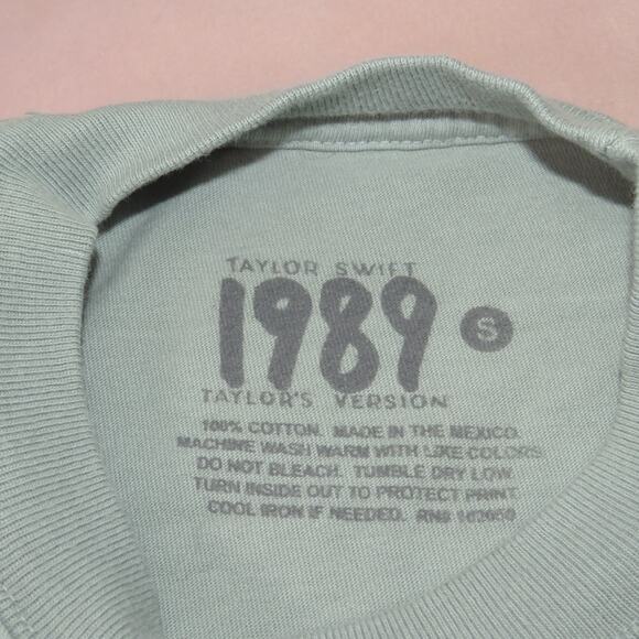 Taylor Swift Green 1989 Taylor’s Version Photo Long Sleeve Shirt - Picture 8 of 8